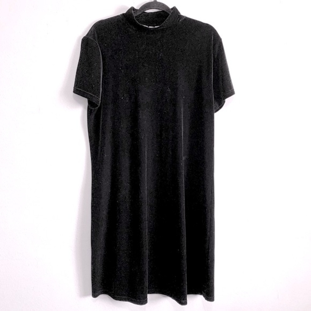 Black Short-Sleeve Velvet Shift Dress